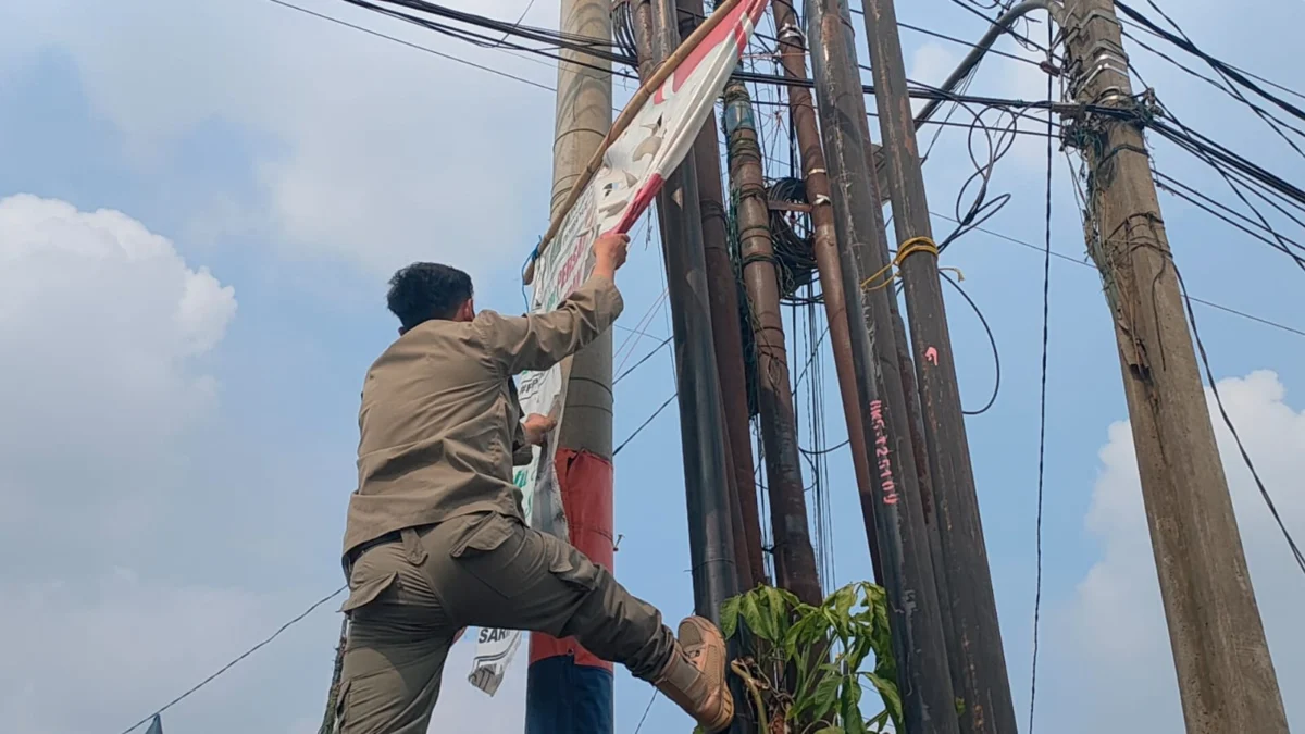 Jalan Utama di Kabupaten Bekasi Mulai Dibersihkan dari Spanduk Caleg