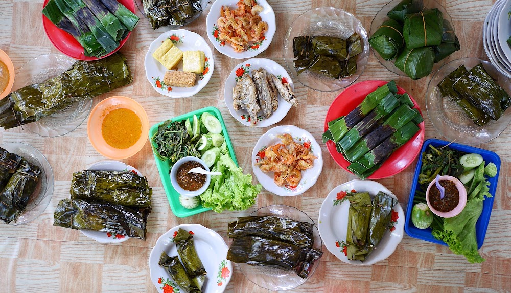 Rumah Makan yang Tidak Boleh Dilewatkan Jika Kamu Berada di Karawang: Rumah Pepes Jambal Legendaris yang Rasanya Khas