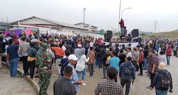 Warga Demo PT. Frisian Flag Industri Cikarang