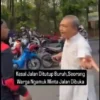 bapak bersarung ngamuk ke  massa buruh