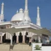 Masjid Aliyah Megah di Kawasan Rest Area Karawang Barat Arsitektur Bergaya Arab Terdapat Enam Buah Payung Raksasa