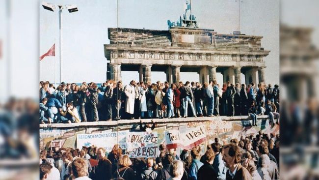 Hari Kebebasan Sedunia Peringatan Peristiwa Runtuhnya Tembok Berlin di Jerman, Yang Jatuh Pada Tanggal ?