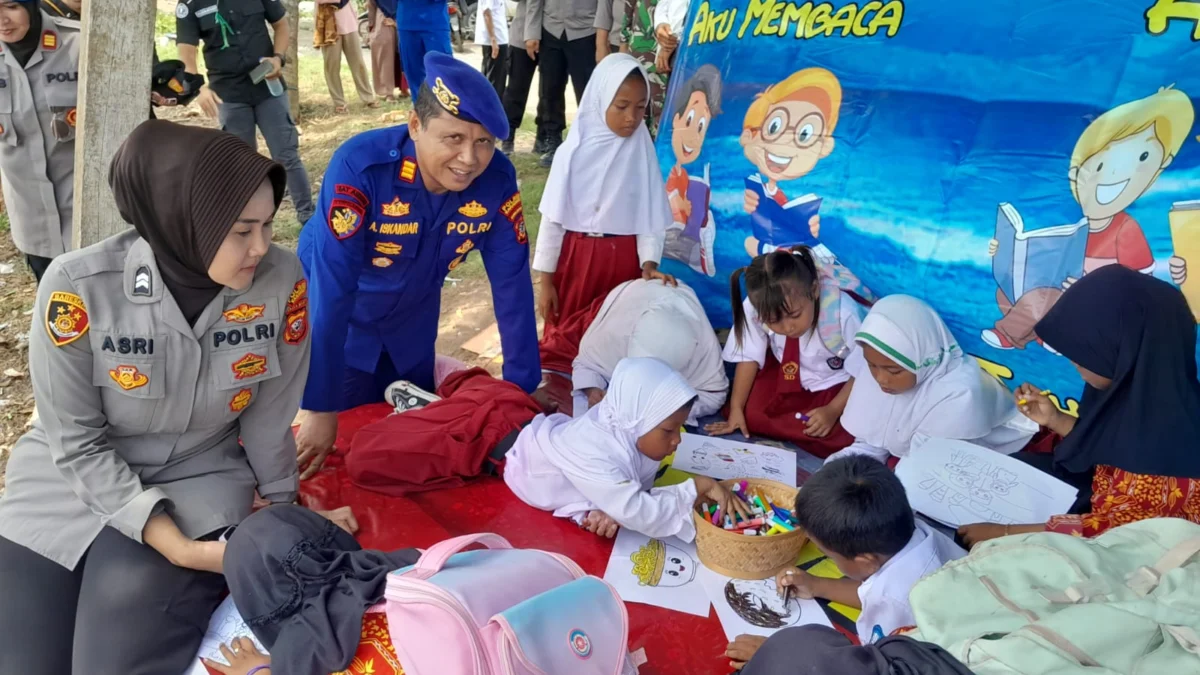 Dalam memperingati HUT Satpolairud ke-73. Polres Karawang meluncurkan Perpustakaan Apung di SDN Pusakajaya Utara 3, Desa Pusakajaya Utara, Kecamatan Cilebar, pada Rabu (21/11/2023).