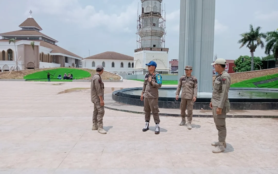 Alun-alun Karawang Diserbu Warga, Satpol PP Kewalahan dan Bangun Pos Jaga