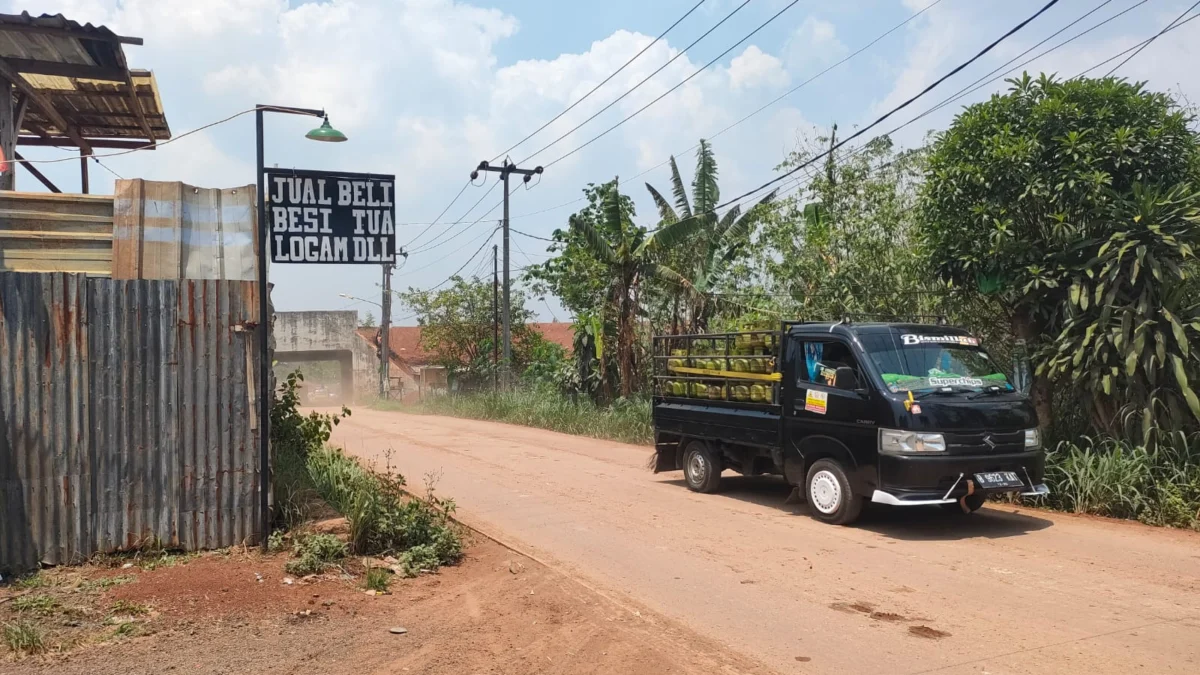 Proyek Tol Japek 2 Selatan Dimulai Lagi, Debu Beterbangan, Hingga Pengendara Berjatuhan di Jalan Utama Desa Burangkeng