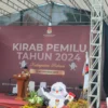 Kirab Pemilu Diserahkan dari KPU Karawang ke KPU Kabupaten Bekasi, Target Partisipasi Lebih Tinggi