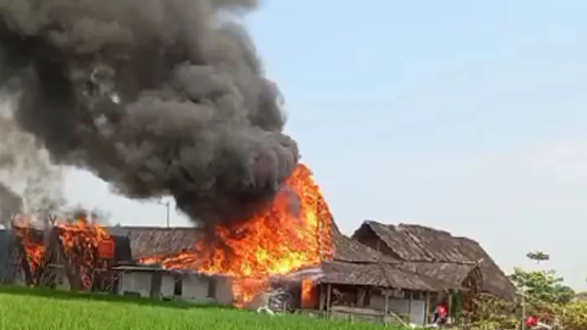 Saung Kabogoh Dekat Pemda 2 Karawang Terbakar Hebat