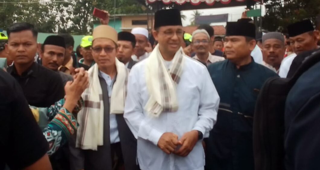 Calon Presiden (Capres) Anies Rasyid Baswedan melakukan kegiatan bersilaturahmi di Kabupaten Karawang pada Senin, 4 Desember 2023. Dalam kunjungannya, Anies bertemu dengan tokoh agama, pedagang, dan masyarakat setempat untuk mendengarkan aspirasi dan menyampaikan gagasan perubahan.