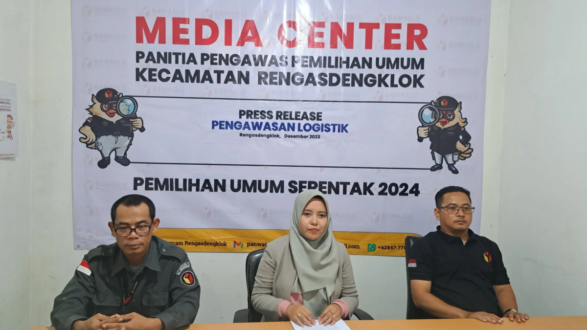 Panwaslu Rengasdengklok menggelar konferensi pers untuk menginformasikan tahapan pengawasan logistik menjelang Pemilu 2024 yang akan datang.