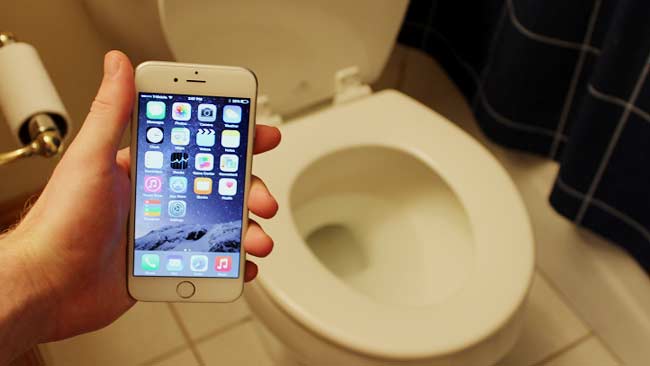 Bahaya Bagi Kesehatan, Hentikan Membawa Handphone Saat ke Toilet