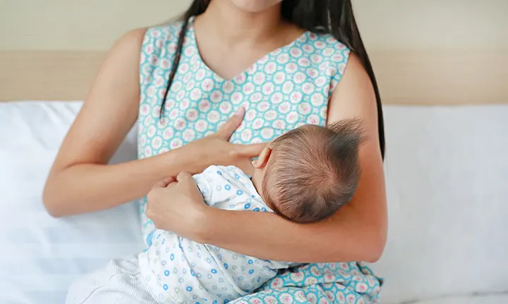 Cara Menangani Bayi Gumoh Setelah Minum ASI (Foto/pampers.co.uk)