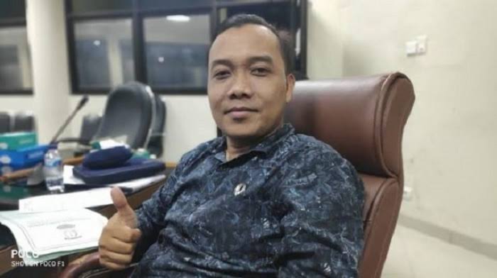 Ketua Komisi IV DPRD Kabupaten Karawang,H. Asep Syaripudin yang akrab disapa H. Ibe dituding Ketua KNPI Kabupaten Karawang Guntar Mahardika tidak mau memperjuangkan detail engineering design (DED) renovasi gedung KNPI.