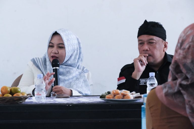 Wakil Ketua III DPRD Karawang, Anggi Rostiana Tarmadi mendorong produk ekonomi kreatif (ekraf) di Karawang terus berkembang dan bisa bersaing di tingkat nasional, bahkan hingga internasional.