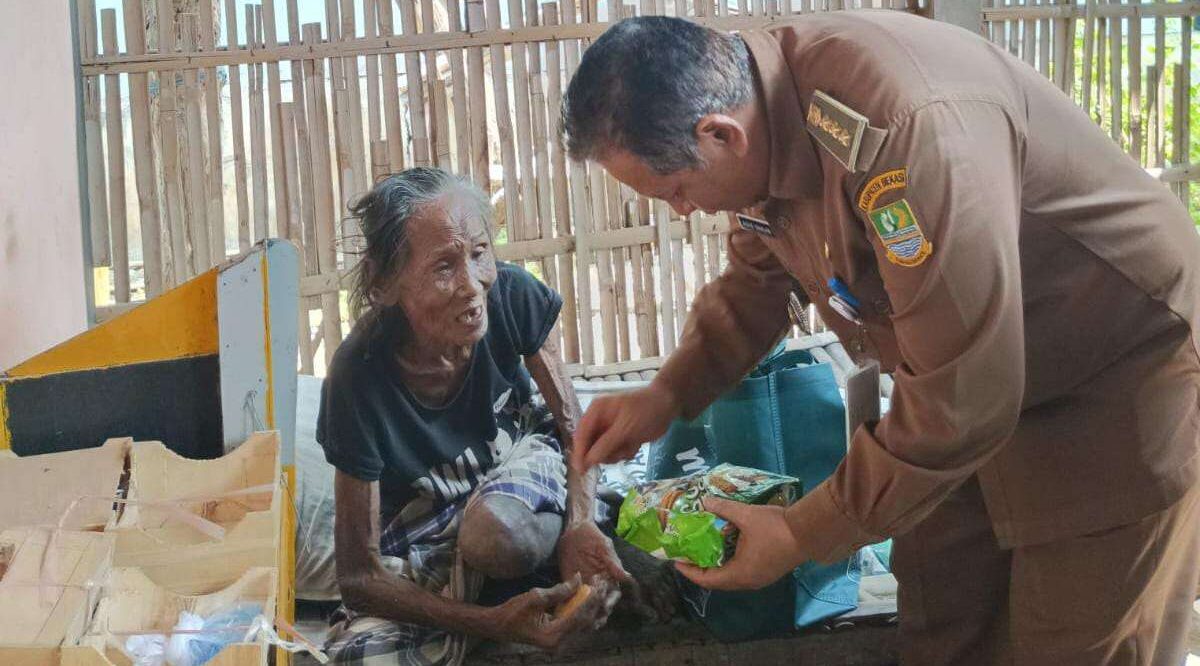 Saat Camat Sukatani Terjun Langsung Salurkan BLT untuk Warga Srengseng