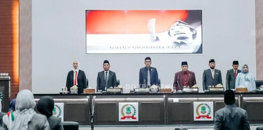 DPRD Kabupaten Karawang akhirnya menggelar sidang paripurna dalam penentuan pemberhentian jabatan Bupati Karawang dan mengangkat Wakil Bupati sebagai Pelaksana Tugas Bupati Karawang.