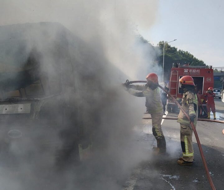 Mobil KONI Kota Bekasi Terbakar di Tol Cipularang Ruas Jatiluhur