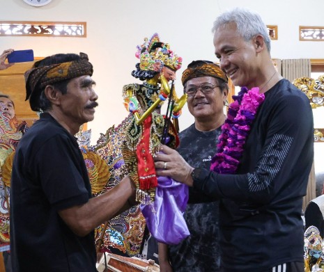 Ganjar Diberi Wayang Golek Satria