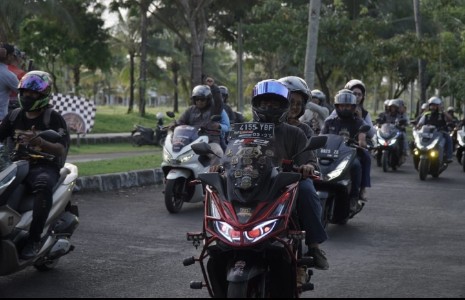 Ratusan pengguna Honda PCX memadati kawasan Pantai Pangandaran