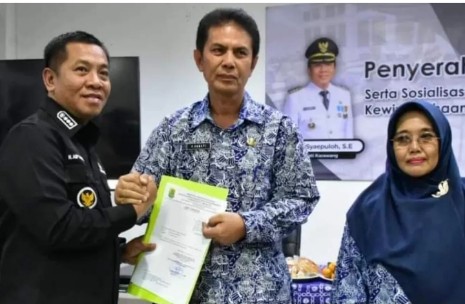 Bupati Aep Serahkan Surat Pensiun 80 PNS Pemkab Termasuk Beberapa Pejabat