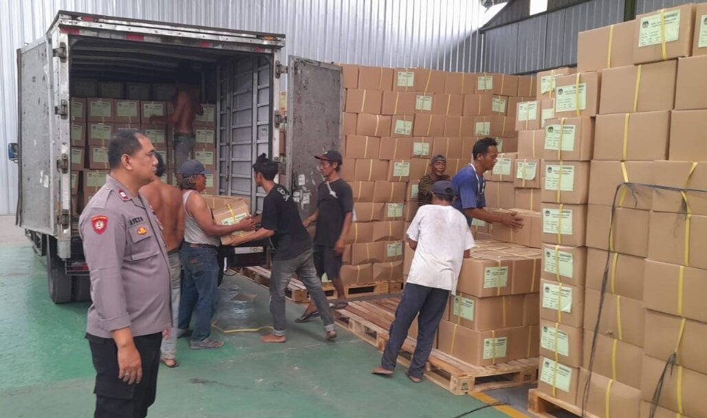 KPU Karawang terima logistik surat suara pemilihan DPRD Kabupaten Karawang. Simak informasi lengkapnya hanya di sini.