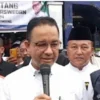 Pagi-pagi Anies Baswedan Blusukan ke Pasar Baru Karawang