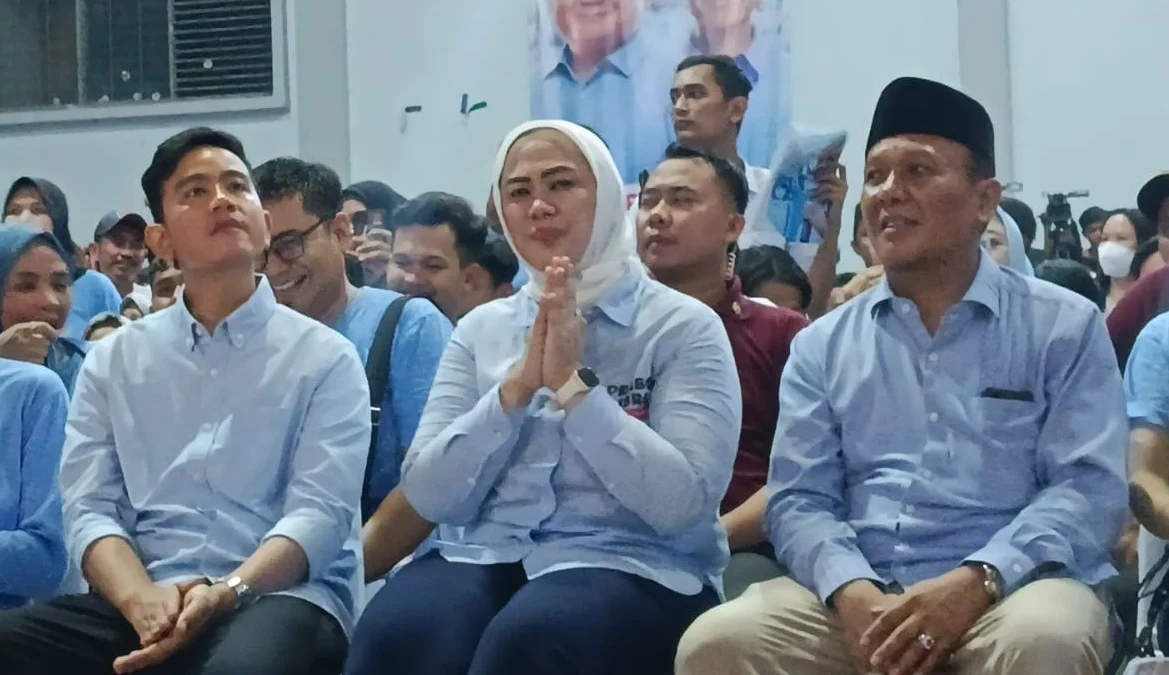 Sejumlah tokoh politik dan relawan terpantau hadir di kampanye Cawapres Gibran Rakabuming Raka di GOR Panatayudha Karawang - Jawa Barat, Sabtu (9/12/2023) malam.