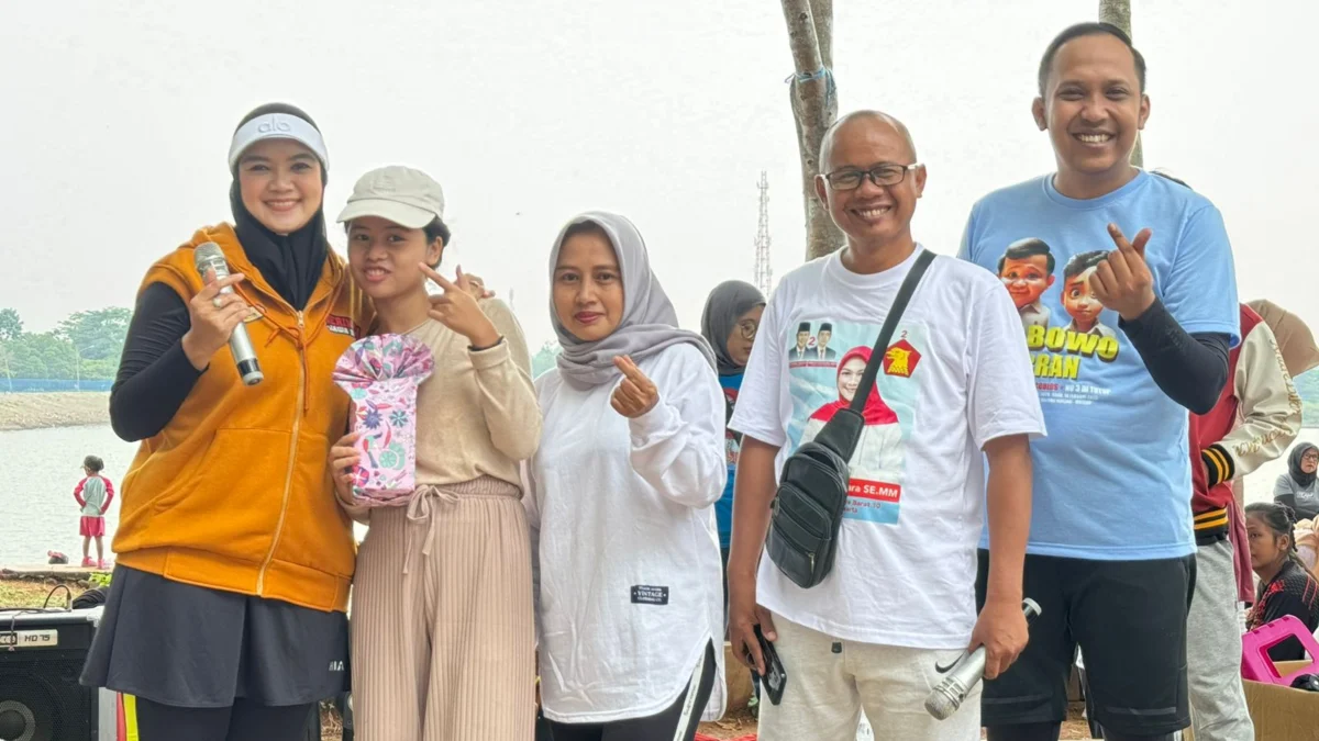 Politisi Partai Gerindra Andre Lukman dan Gina Swara foto bersama warga usai melaksanakan Senam Gemoy ala Parbowo di Wisata Situ Kamojing, Cikampek pada Minggu, (10/12) pagi.