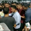 Bagi-Bagi Buku di Lapang Karangpawitan, Ini Kata Kata Gibran 