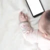 Dampak Buruk Meletakkan Handphone Dekat Bayi