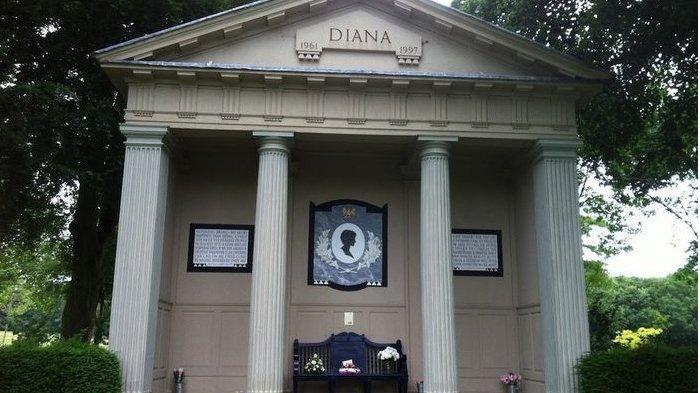 Kuil di Makam Putri Diana