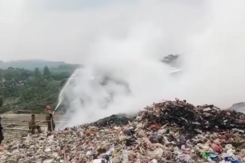 Komisi III DPRD Kabupaten Karawang mempertanyakan kondisi terkini TPAS Jalupang ke Dinas Lingkungan Hidup (DLH) pasca-kebakaran yang terjadi beberapa waktu lalu.