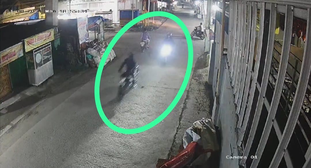 Sepak Terjang 2 Begal Sadis Klari Terekam CCTV