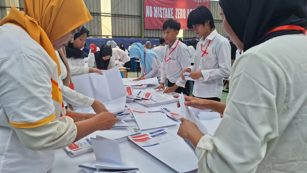 KPU Karawang Mulai Proses Sortir Lipat Surat Suara