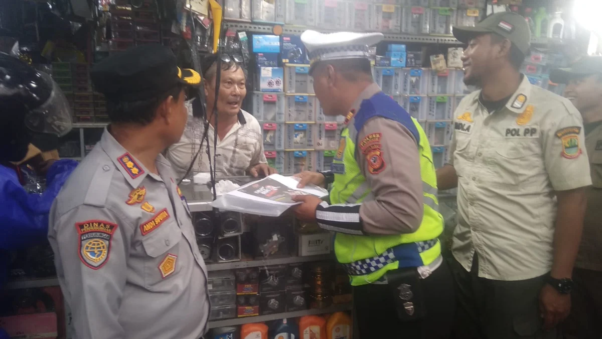 Penjual dan bengkel knalpot brong di Jalan Arif Rachman, Kelurahan Nagasari, Kecamatan Karawang Barat terkejut dengan kedatangan tim razia.