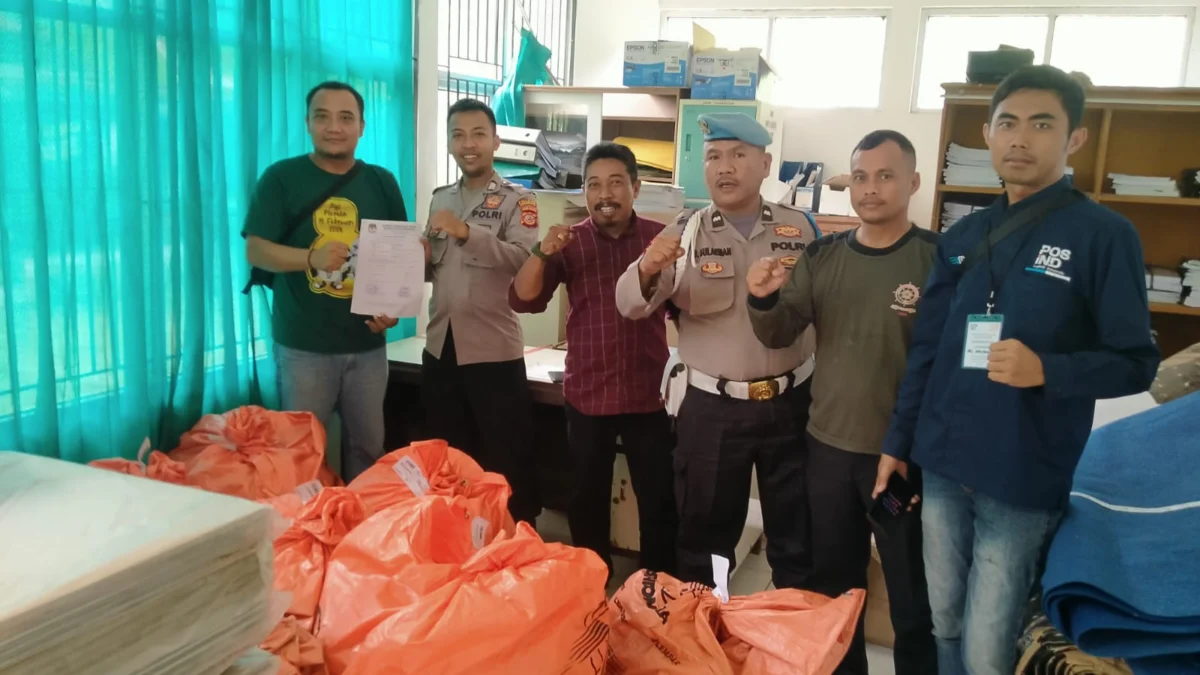 KPU Karawang Distribusikan Bilik Suara dan ATK ke 30 Kecamatan