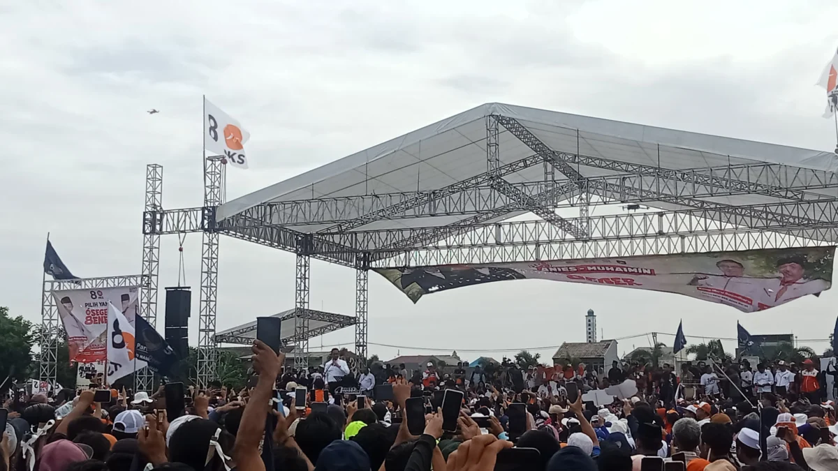 Ribuan Warga Tumplek Saksikan Anies Kampanye Akbar di Stadion Mini Cikarang