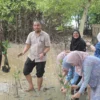 Dosen dan Mahasiswa Fakultas Psikologi UBP Ikut Lestarikan Hutan Mangrove di Karawang