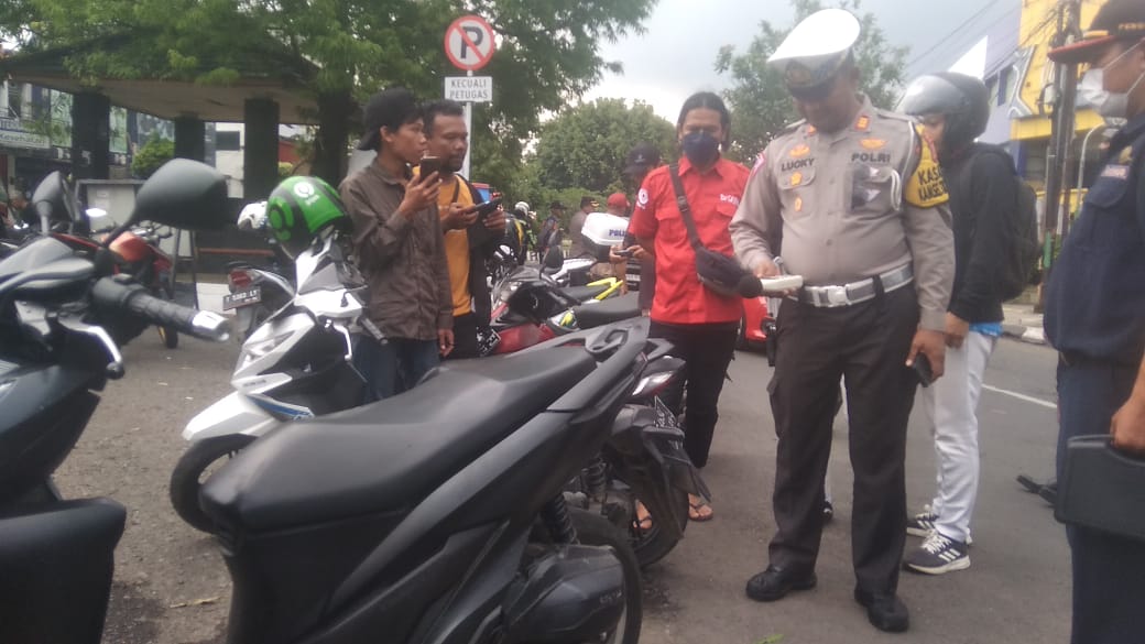 Pelajar Karawang kalang-kabut terjaring razia knalpot brong di Bundaran Mega M