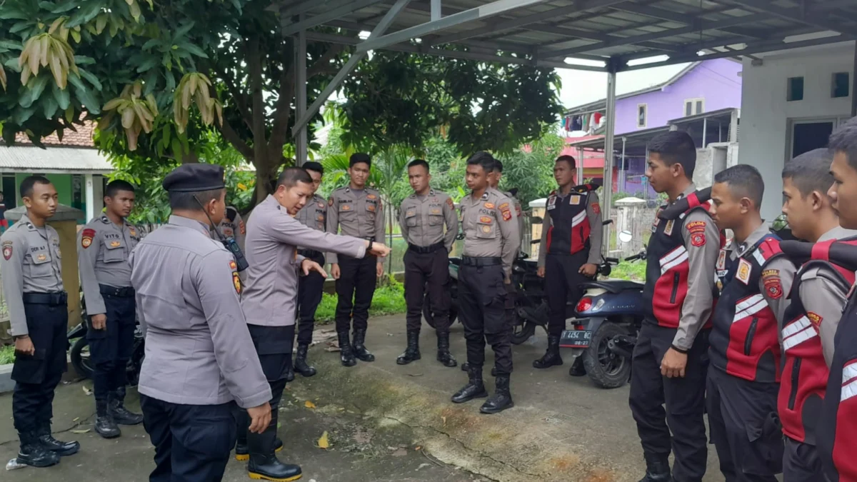 Polres Karawang Kerahkan Pasukan Bantu Warga Korban Banjir