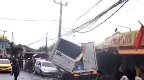 Detik-detik Tabrakan Beruntun di Jalur Puncak, Sejumlah Mobil dan Motor Hancur