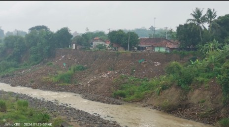 Longsor Kali Cipamingkis Cibarusah Kian Meluas, Tapi Belum Ada Penanganan Serius