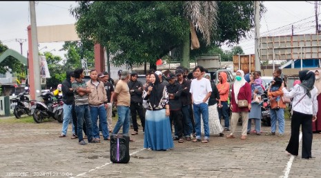 Puluhan Warga Cibarusah Demo, Tuntut Peleburan Alumunium yang Diduga Ilegal Ditutup Permanen