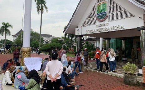 Pasar Dengklok Kisruh Lagi, Kios- kios Disegel Pengelola Para Pedagang Datangi Pemda