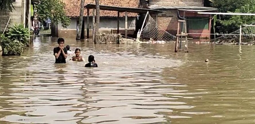 Sudah 3 Hari Karangsari Cikarang Timur Terendam 1 Meter