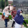 Orang tua, Arif Sriyono (32) buruh Toyota yang tewas dibunuh didalangi istri sendiri, menceritakan bawa selama ini, korban taat beribadah dan kepada orang tua, namun sayang, sosok pekerja keras itu kini hilang.