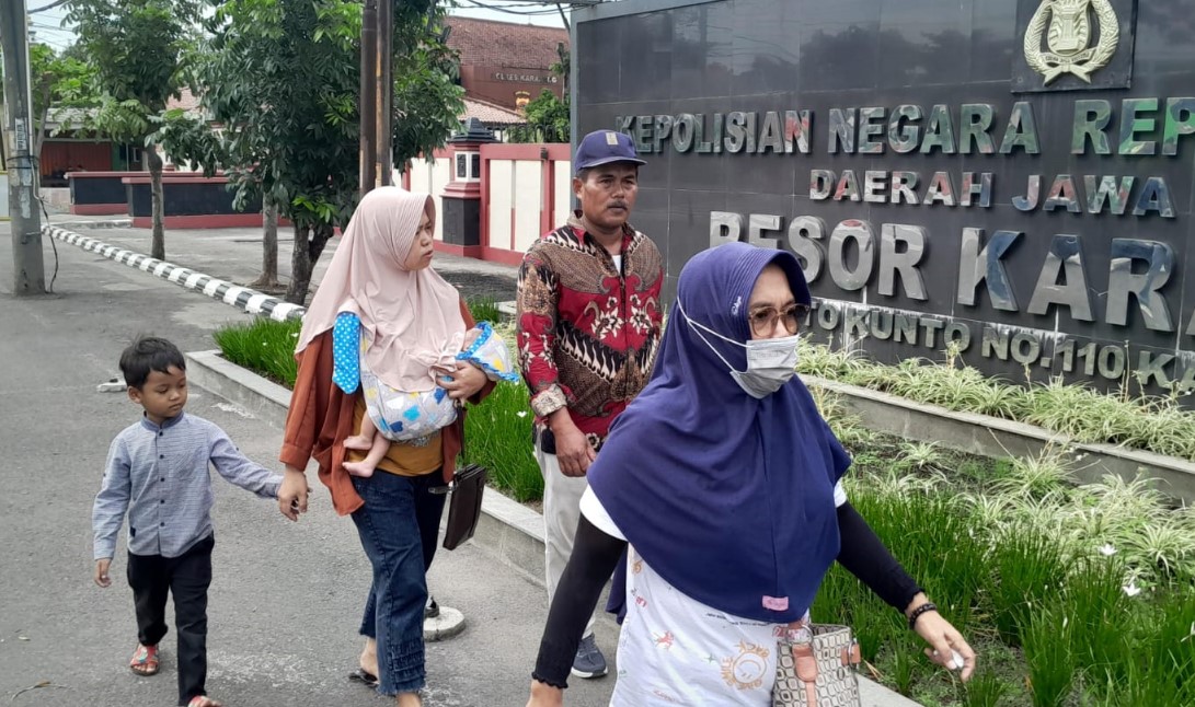 Orang tua, Arif Sriyono (32) buruh Toyota yang tewas dibunuh didalangi istri sendiri, menceritakan bawa selama ini, korban taat beribadah dan kepada orang tua, namun sayang, sosok pekerja keras itu kini hilang.