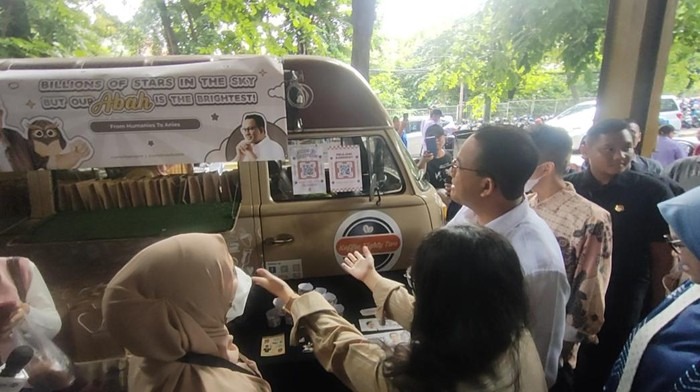 Anies Baswedan terharu atas kehadiran food truck dari Kpopers Indoensia ini telah berada di Hallf Patiunus, Kebayoran Baru, Jakarta Selatan, sejak pagi untuk mendukung kegiatan Desak Anies dengan fokus utama tenaga kerja kesehatan.