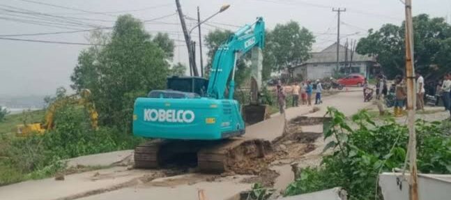 Jalan Amblas Bojongmangu Diperbaiki Swasta