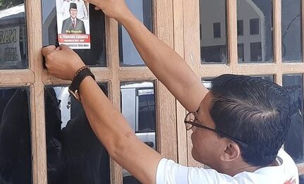 Aparat Desa Tempel-tempel Stiker Caleg dan Capres di Rumah Warga