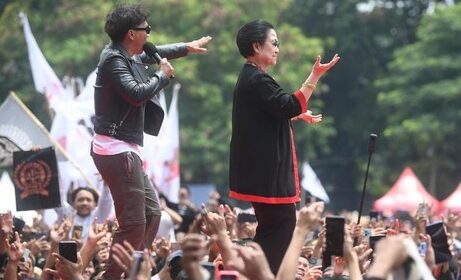 Megawati joget orkes sakit hati bersama Kaka Slank